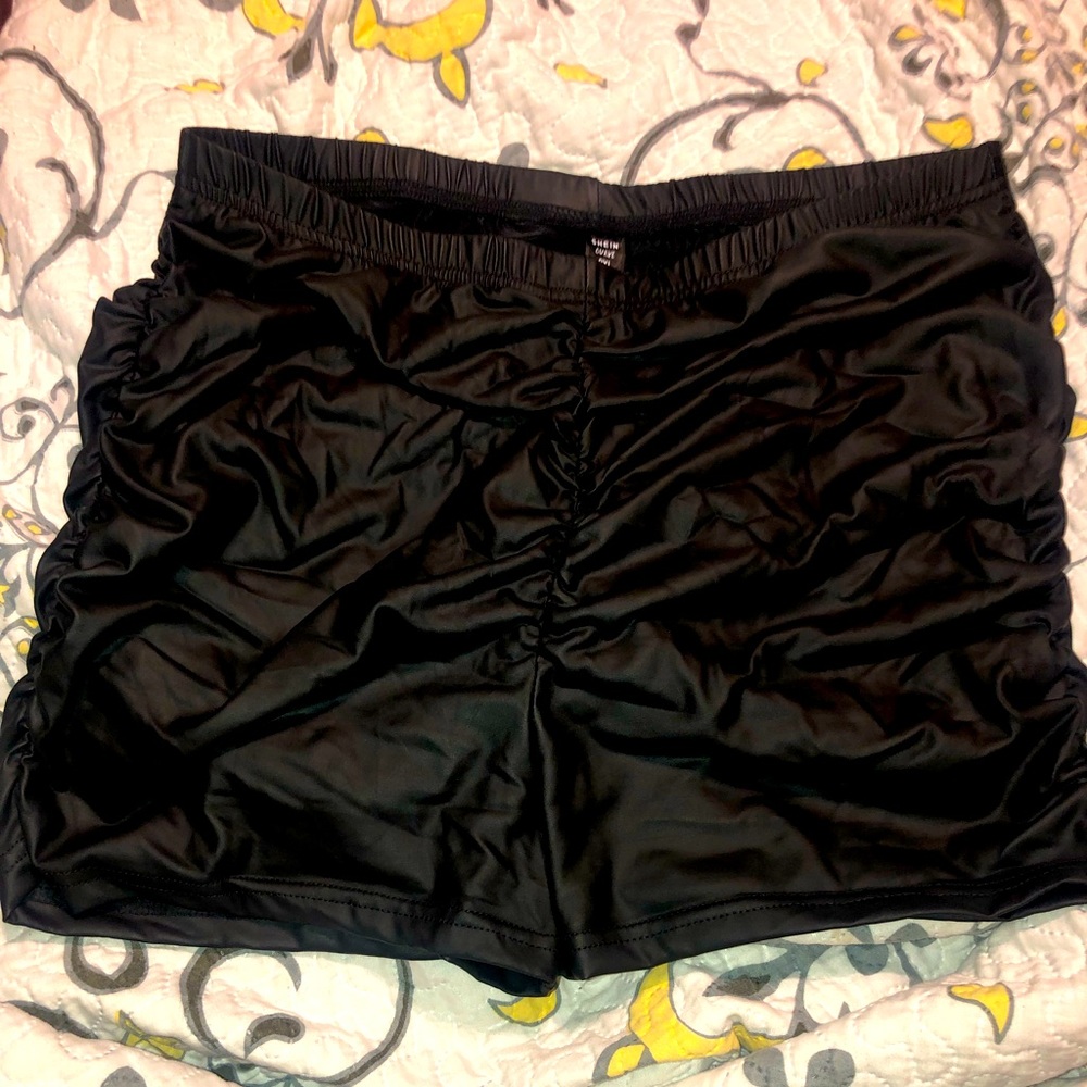 Shein size 0XL never worn. Scrunch front and back